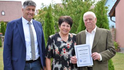 Bild: rgr
Jakob und Pauline Weber sind seit 50 Jahren verheiratet. Zur goldenen Hochzeit gratulierte auch Bürgermeister Edgar Knobloch (links).