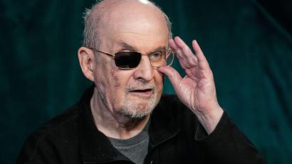 Bild: Richard Drew/AP/dpa
Der Autor Salman Rushdie liest in Potsdam aus seinen Erzählungen „Die elfte Stunde“. (Archivbild)