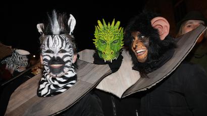 Archivbild: Wolfgang Steinbacher
Coole Kostüme – aber Autofahren sollte dieses tierische Narren-Trio lieber nicht: Laut Straßenverkehrsordnung muss das Gesicht des Fahrers klar erkennbar sein.