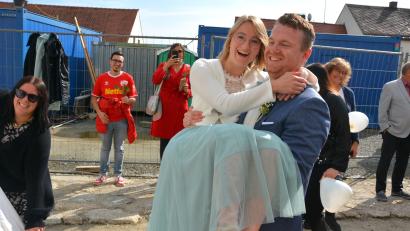 Bild: jr
Gekonnt schnitt das Brautpaar aus einem Bettlaken ein Herz heraus, durch das der Bräutigam Florian Baumert seine Braut Julia Kasseckert trug.