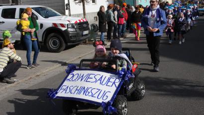 Archivbild: wro
Angeführt wird der Rosenmontagsumzug in Wiesau wieder von einen Elektro-Kleinfahrzeug – so wie hier im Bild im vergangenen Jahr.