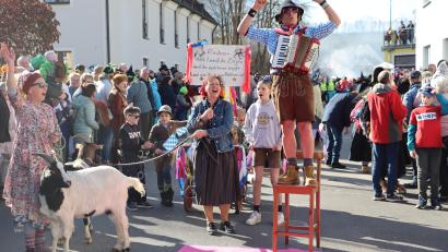 Bild: mrr
Zum Riedener Faschingszug gehört traditionell der Goaßbock, begleitet vom Wagner Max an der Quetschn.