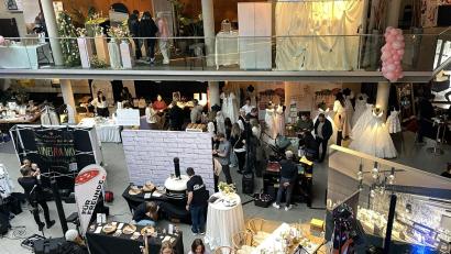 Bild: Susanne Schwab
Schon pünktlich zur Eröffnung um 10.30 Uhr strömten die Besucherinnen und Besucher auf die "Verliebt, verlobt, verfilmt" in das Amberger Kino.