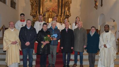 Bild: Helmut Greger
Diakon Harald Schraml, Kirchenpfleger Hans Richtmann, Gabi Söllner, Josef Söllner, Bürgermeister Peter König, Pfarrgemeinderatssprecher Robert Bauer, KAB-Sprecherin Sabine Philipp, Pfarrer Julius Johnrose, dahinter die Ministranten (von links).