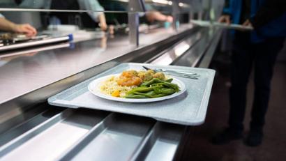 Bild: Michael Matthey/dpa
In den Mensen gibt es vergleichsweise günstige Verpflegung. (Symbolbild)