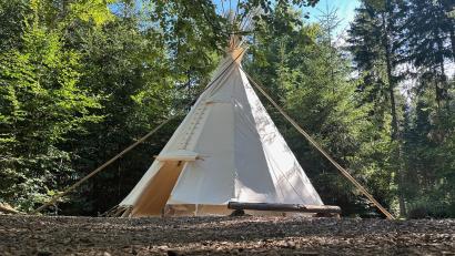 Bild: Marco Lingl/exb
Die Waldkinder "Wilde Wichtel" freuen sich über das neue Tipi, das in den Ferienwochen von fleißigen Helfern unter fachlicher Anleitung errichtet wurde.