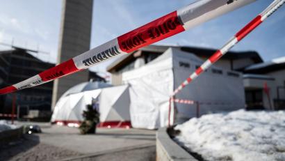 Bild: Alessandro Della Valle/KEYSTONE/dpa
Soll schnell wieder aufgebaut werden: Die Gedenkstätte in Crans-Montana.