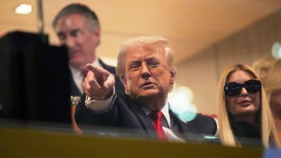 Archivbild: Julia Demaree Nikhinson/AP/dpa
US-Präsident Donald Trump, hier beim Besuch eines College-Footballspiels, äußert sich gerne zur NFL.