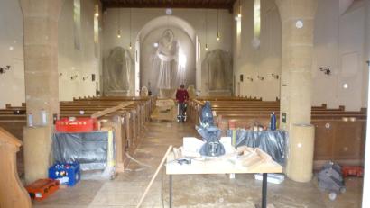 Bild: bk
Die Innenrenovierung der Pfarrkirche St. Martin ist in vollem Gange. Hochaltar und Seitenaltäre sind zum Staubschutz verhängt.