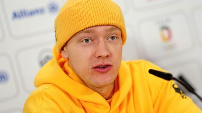 Bild: Michael Kappeler/dpa
Rodler Max Langenhan spricht auf einer Pressekonferenz des deutschen Teams und kritisiert die TV-Bilder.