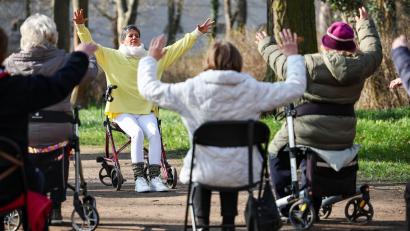Bild: Jan Woitas/dpa
Seniorinnen - hier eine Yoga-Szene im Schlosspark Köthen - vor allem in Ostdeutschland profitieren vielfach von der Grundrente. (Archivfoto)