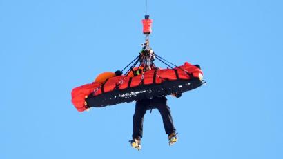 Bild: Jacquelyn Martin/AP/dpa
Lindsey Vonn wurde nach ihrem Sturz per Hubschrauber geborgen.