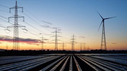 Bild: Henning Kaiser/dpa
Milliardenteure Entschädigungen für die Abregelung von Wind- und Solaranlagen sollen nach einem Gesetzentwurf sinken. (Symbolbild)