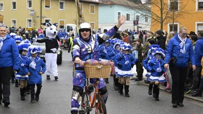 Bild: u
Als Space-Cowboy auf einem Bonanza-Radl führte Roland Fritsch den Kinderfaschingszug heuer an. Hinter ihm die Kindergarde und das Maskottchen Monti.