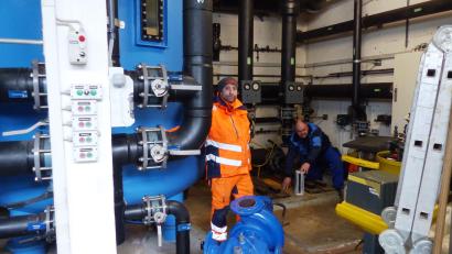 Bild: jp
Die beiden "Freibadtechniker" des Marktes Kastl, Tobias Lang (links) und Vitus Lehmeier, tauschen die über 50 Jahre alten Umwälzpumpen der Becken in den "Katakomben" des Freibad Kastl aus.