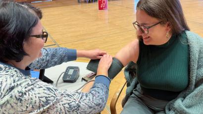 Bild: Petra Hartl
Der Blutdruck wird von einer Ärztin gemessen - erst wenn der passt, bin ich zur Spende zugelassen.