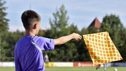 Archivbild: Hubert Ziegler
Die Aufgabe als Linienrichter ist verantwortungsvoll. Noch mehr gefordert ist man als Schiedsrichter. Im Kreis Amberg/Weiden gibt es nun wieder Neulingskurse.