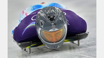 Bild: Alessandra Tarantino/AP/dpa
Heraskewytsch erinnert mit besonderen Helm an durch den Krieg gefallene Sportkollegen.