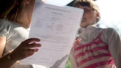 Symbolbild: Michael Löwa/dpa
Am 13. Februar gibt es in ganz Bayern für die 1,76 Millionen Kinder und Jugendlichen, die im aktuellen Schuljahr an den bayerischen Schulen lernen, Halbjahreszeugnisse.