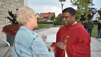 Bild: rgr
Nach dem Gottesdienst begrüßten einige der Gottesdienstbesucher den neuen Kaplan Naresh Manda.