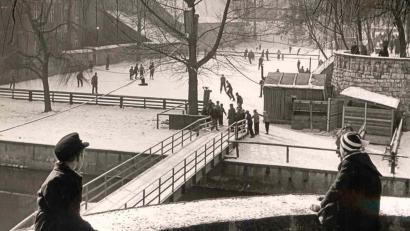 Bild: Stadtarchiv Amberg
Im Amberger Stadtgraben war in den 1950er-Jahren eine Eislaufbahn in Betrieb.