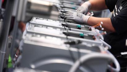 Bild: Ralf Hirschberger/dpa-Zentralbild/dpa
Zweistelliges Auftragsplus im Dezember und auch im Gesamtjahr 2025 mehr Bestellungen als ein Jahr zuvor: In der Elektroindustrie kommen nimmt die Hoffnung zu. (Symbolbild)