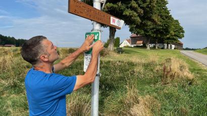 Bild: juh
Stephan Stangl, Leiter des Forstrevieres Vohenstrauß, erneuert einen Rettungspunkt nahe Oberlind im Landkreis Neustadt/WN.