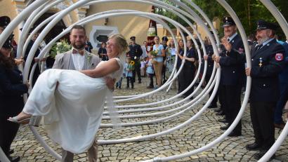 Bild: fz
Stefan trägt seine Franzi durch den Schlauchtunnel der Feuerwehr.