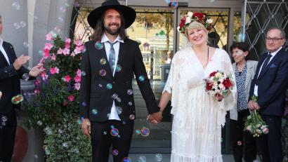 Bild: kro
Michael Schmeller und Vera Jankowski kommen freudestrahlend aus dem Tirschenreuther Standesamt.