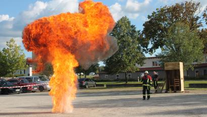 Bild: Bernhard Piegsa
Wie der Versuch enden kann, brennendes Fett mit Wasser löschen zu wollen, zeigte diese Demonstration. Die Devise kann in so einem Fall nur lauten: Brand mit Deckel oder Pfanne ersticken und 112 rufen.