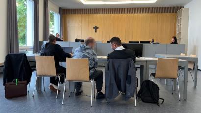 Bild: juh
Ein 49-jähriger Vater soll seine Tochter mehrfach sexuell missbraucht haben. Nun muss er sich vor der ersten Strafkammer am Landgericht Weiden verantworten.