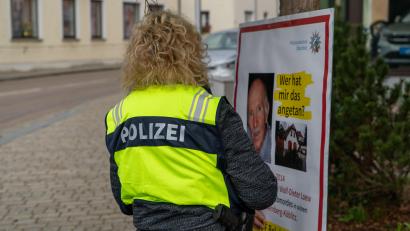 Archivbild: sbö
Eine Polizistin bringt im Oktober 2025 ein Fahndungsplakat in der Nähe des Wernberger Marktplatzes an.