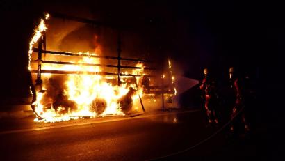 Bild: Berufsfeuerwehr Regensburg
Auf der A93 bei Regensburg hat am Dienstagmorgen ein Lkw Feuer gefangen - mit einer großen Ladung Autobatterien.