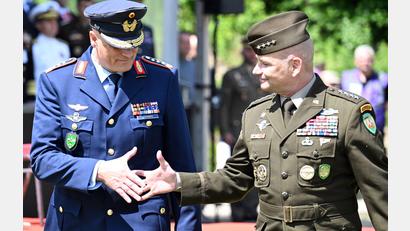 Bild: Federico Gambarini/dpa
Eine Ebene unter Oberbefehlshaber General Christopher G. Cavoli (r) wird es demnächst einige Änderungen in der Nato-Kommandostruktur geben. Das Kommando über das Joint Force Command Brunssum werden sich dann Deutschland und Polen im Rotationsprinzip teilen. Derzeit wird es von dem deutschen General Ingo Gerhartz geführt (l). (Archivbild)