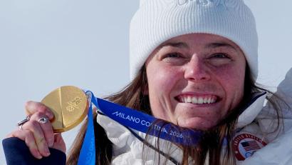 Bild: Michael Kappeler/dpa
Abfahrtsolympiasiegerin Breezy Johnson hat ihre beschädigte Goldmedaille inzwischen umgetauscht.