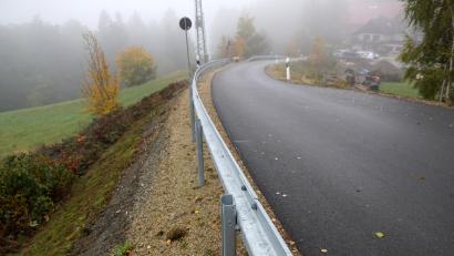Bild: Bernhard Kreuzer
Die Teerkante liegt noch in der Oberpfalz, der Straßengraben dagegen in Oberfranken. Dies ergab die aktuelle Vermessung der neu ausgebauten Gemeindeverbindungsstraße im Abschnitt zum Atemhaus. Der Graben wird nun der Oberpfalz zugeschlagen.