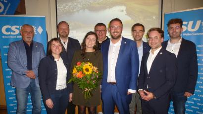 Bild: bk
Bürgermeister Ludwig Biller, Nicole Presche (FU), Landrat Andreas Meier, CSU-Vorsitzender Thomas Schönberger (Kaltenbrunn-Dürnast), Kreisvorsitzender Stephan Oetzinger, Severin Hirmer (CSU-Chef Weiherhammer) und Luis Heibl (JU) gratulieren dem Bürgermeisterkandidaten Julian Kraus (Mitte neben seiner Frau Lena).