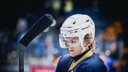 Bild: Tobias Neubert
Neal Samanski von den Blue Devils Weiden wird nach einem Kniecheck in der Partie gegen die Lausitzer Füchse für ein Spiel gesperrt.