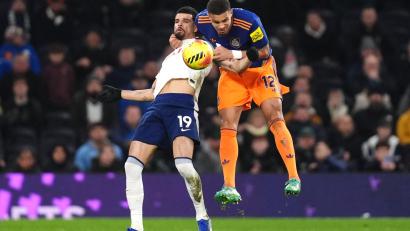 Bild: John Walton/PA Wire/dpa
Malick Thiaw (r) brachte Newcastle United bei Tottenham in Führung.