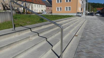 Bild: rn
Verfärbungen an dieser Treppenanlage sorgten für Unmut im Stadtrat Neustadt am Kulm.