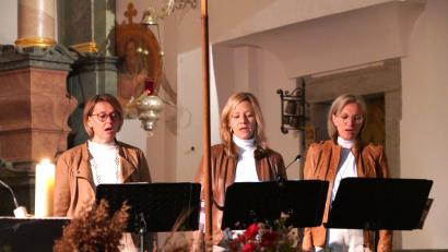 Bild: fvo
TriAngel beim Marienlob am Fahrenberg mit (von links) Andrea Götz, Steffi Daubenmerkl und Doris Völkl.