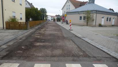 Bild: bk
Bereits abgefräst ist die Sägstraße von der Fahrschule an der Ecke Barbarastraße bis zur Einmündung in die Friedhofstraße. Die Firma Braun erneuert den Belag. Eine Umleitung ist beschildert.