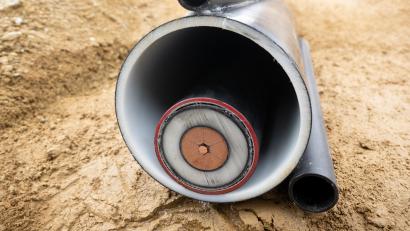 Symbolbild: Sven Hoppe/dpa
Kommendes Jahr soll durch den Süd-Ost-Link Strom aus dem windreichen Norden und Osten Deutschlands in den Süden transportieren werden. Tennet versichert: Trotz der Verzögerungen sei die Inbetriebnahme der Trasse für 2027 geplant.