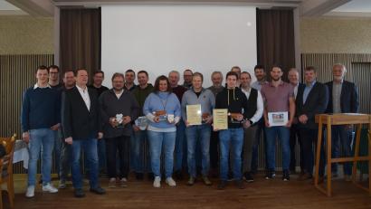 Bild: Kreisrinderzuchtgenossenschaft Amberg-Sulzbach
Vorsitzender Herrmann Uwe (vierter von links), Zuchtleiter Lukas Irlbacher (erster von links) mit den geehrten Züchtern der Kreisrinderzuchtgenossenschaft Amberg-Sulzbach.