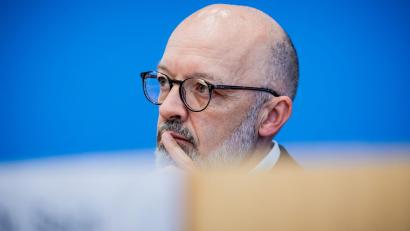 Bild: Christoph Soeder/dpa
Ifo-Experte Timo Wollmershäuser sieht den konjunkturellen Tiefpunkt durchschritten. (Archivbild)