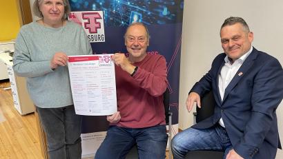 Bild: KAB 
Die beiden Kreisvorsitzenden Petra Dötsch und Hermann Stadler präsentieren die Sozialtage der KAB. Rechts Diözesansekretär Markus Nickl.