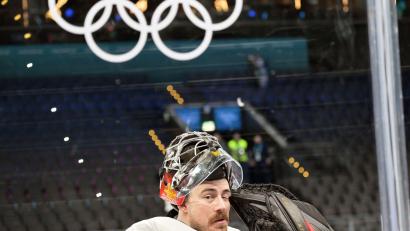 Bild: Peter Kneffel/dpa
Nationalkeeper Philipp Grubauer muss sein Torhüterspiel bei Olympia anpassen.