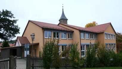 Bild: Fred Lehner
Die Ansicht des fertiggestellten Kindergartens "Unterm Regenbogen“ zeigt sich von seiner schönsten Seite.