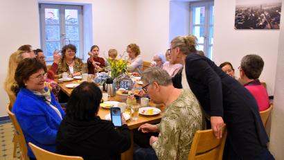 Bild: ubb
Zum vierten Mal hatte das Café "Lebensfreude" geöffnet. Gründerin Susi Bittner (hinten Mitte vor dem Fenster) ist zufrieden mit der Resonanz.