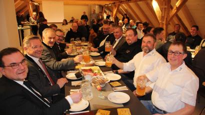 Bild: Konrad Rosner
Zur Eröffnung des sanierten Ackerbürgerhaues ließen sich die Gäste das "Kretsch'n-Bier" schmecken.